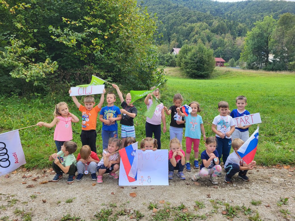 Male roke gradijo velika prijateljstva