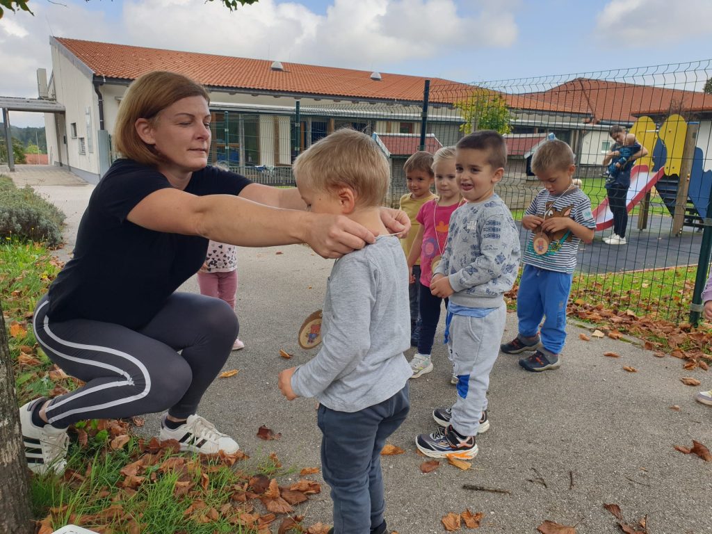 Male roke gradijo velika prijateljstva (2)